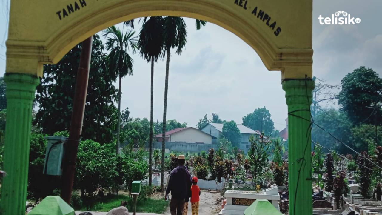 Masyarakat Ramai Ziarah Kubur, Pedagang Bunga Kebanjiran Rezeki