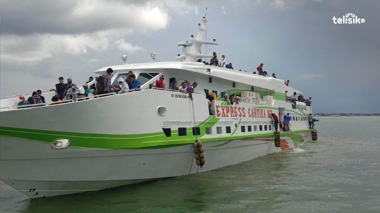 Menembus Rindu, Pemudik di Pelabuhan Nusantara Kendari Rela Panjat Kapal hingga Duduk di Atap