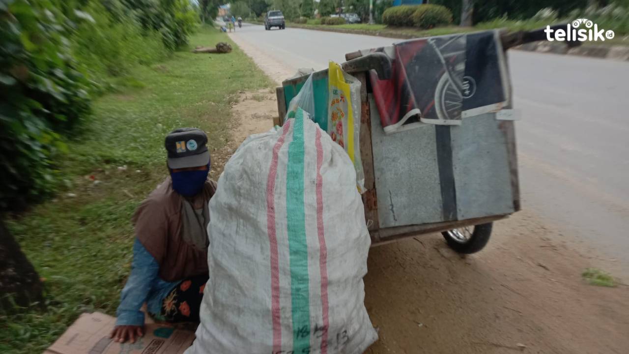 Menjadi Tuna Aksara, Pemulung Ini Tidak Menyerah