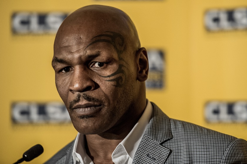 Mike Tyson Pukuli Penumpang Pesawat hingga Terkapar, Padahal Fans Beratnya