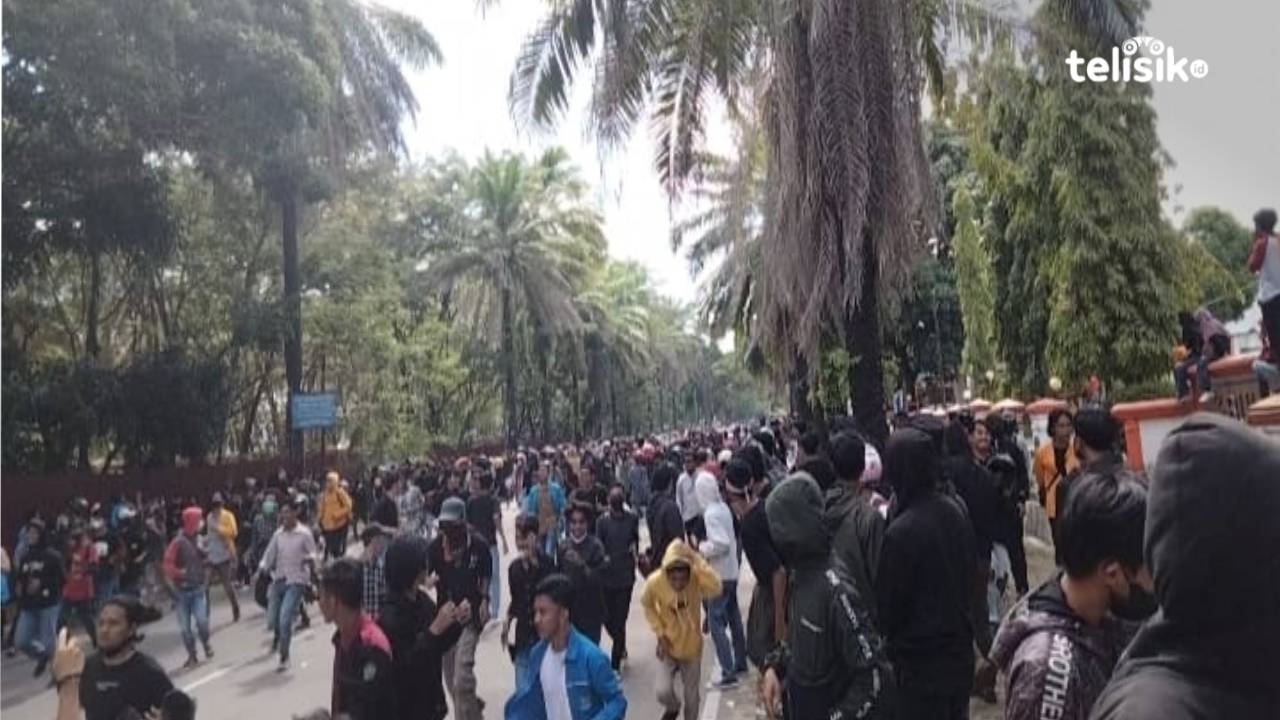 Pecah, Aksi Demonstrasi di Kantor DPRD Ricuh