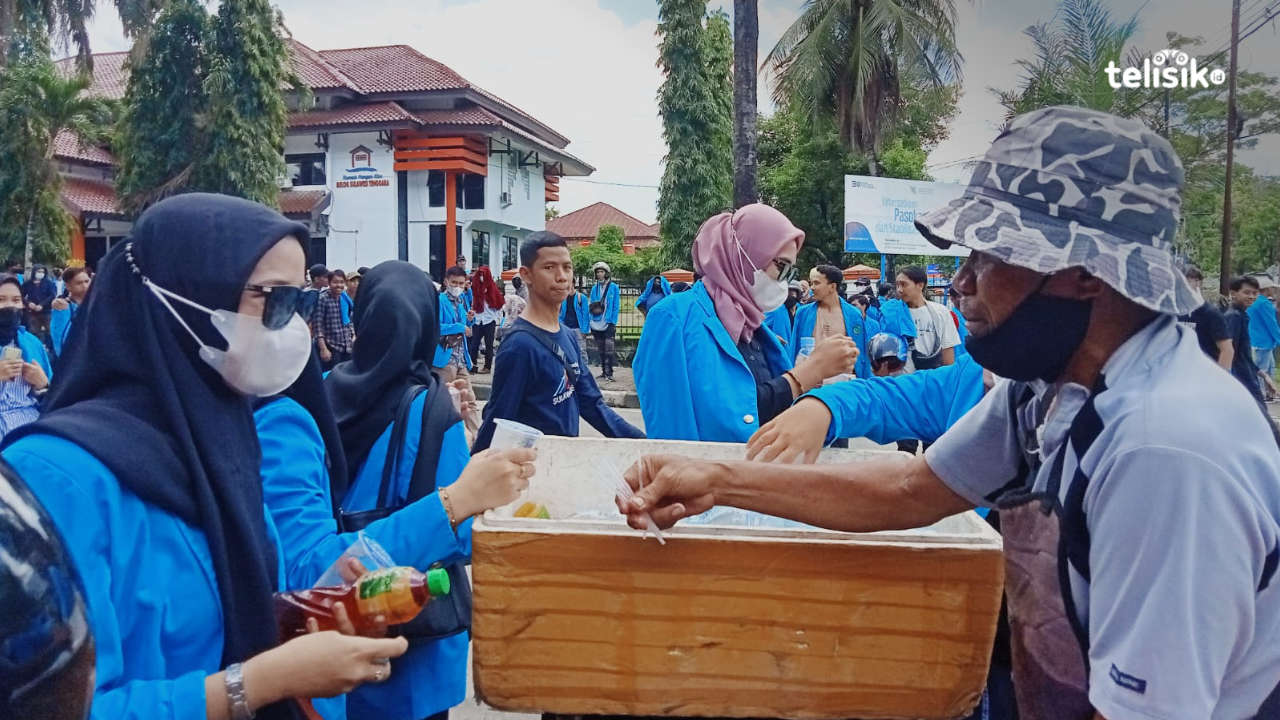 Penjual Es dan Minuman Dingin Ambil Kesempatan di Tengah Aksi Demo Mahasiswa