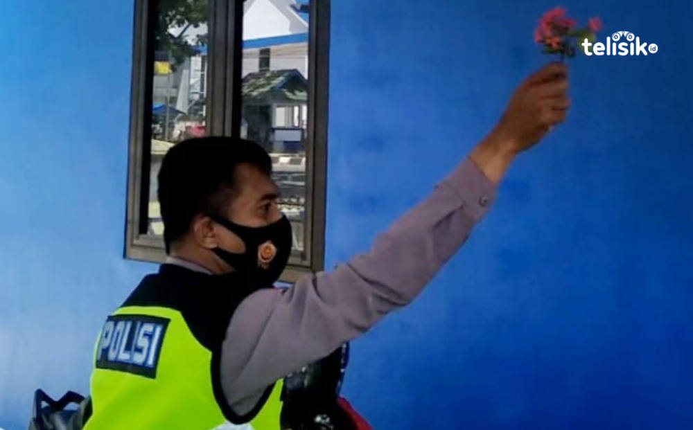 Polisi Ini Lakukan Ritual Agar Pos Lantas Tidak Dibakar Massa