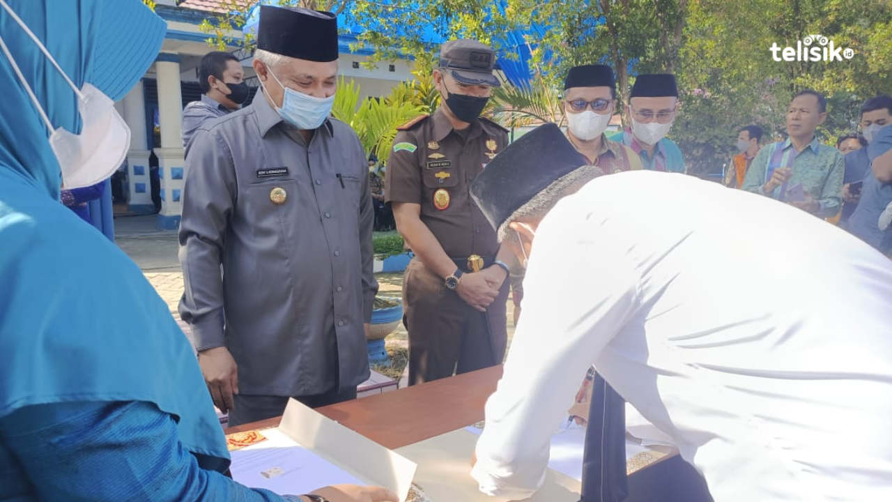 Ratusan Guru Honorer Terima SK P3K dari Bupati Konawe