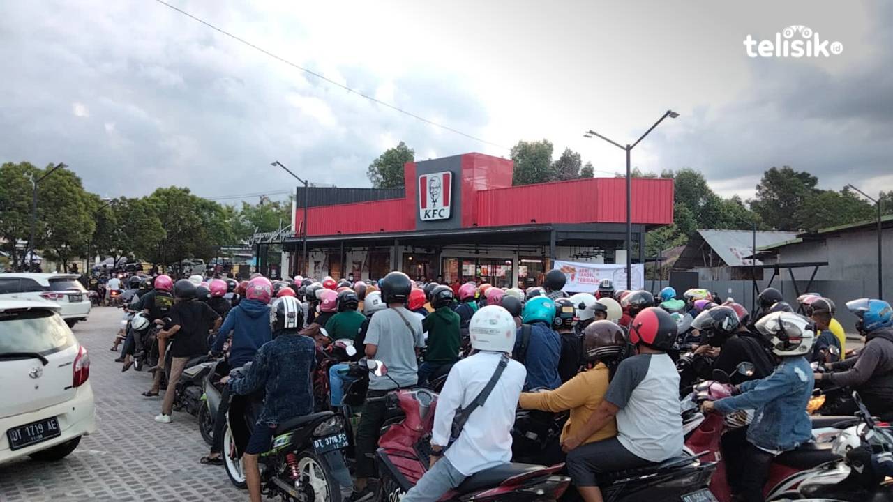 Ratusan Warga Seruduk Outlet KFC Kendari, Ini Sebabnya