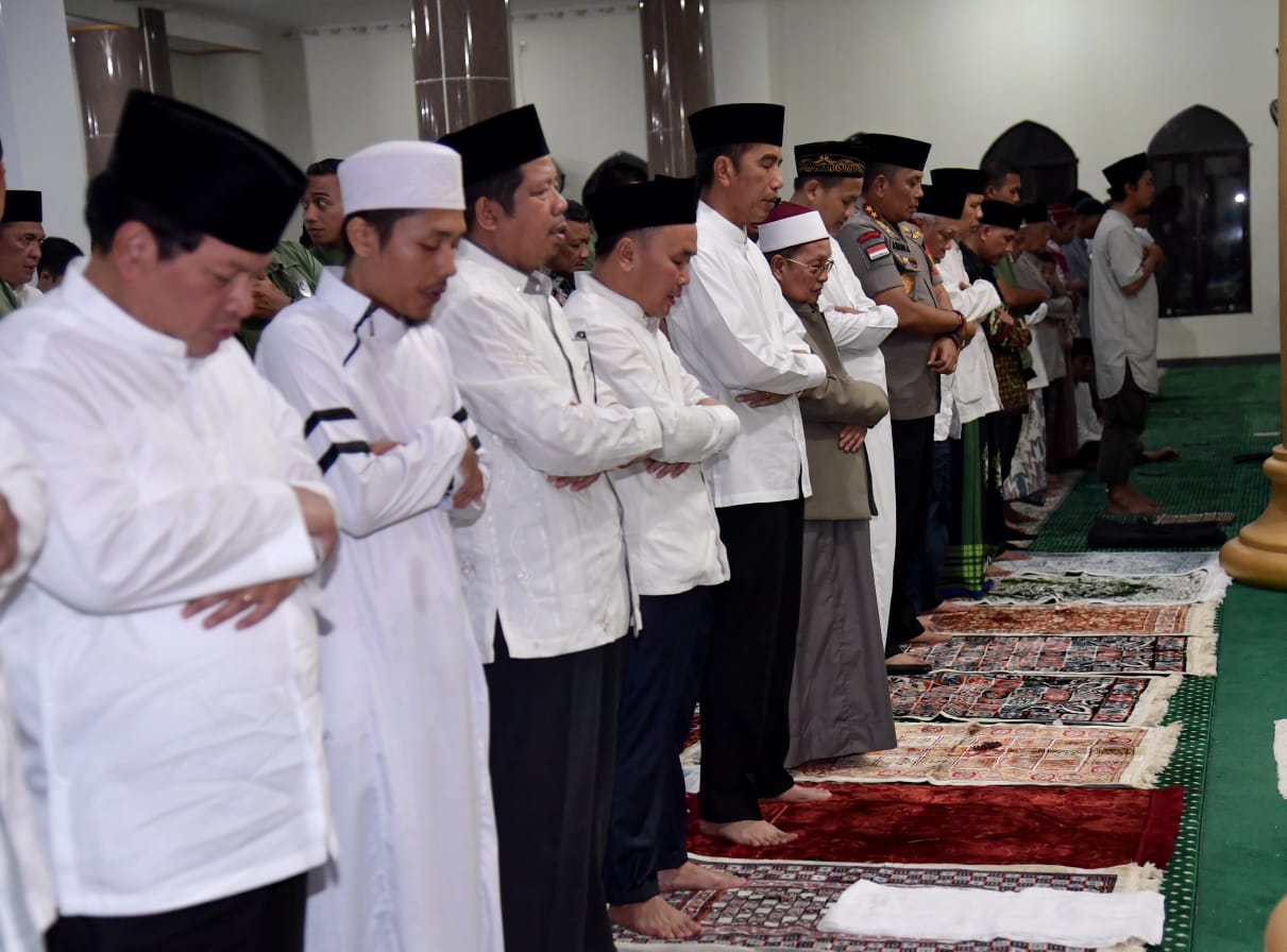 Salat Tarawih Terlama Sampai 8 Jam, Selesaikan 30 Juz dan 4 Kali Ganti Imam