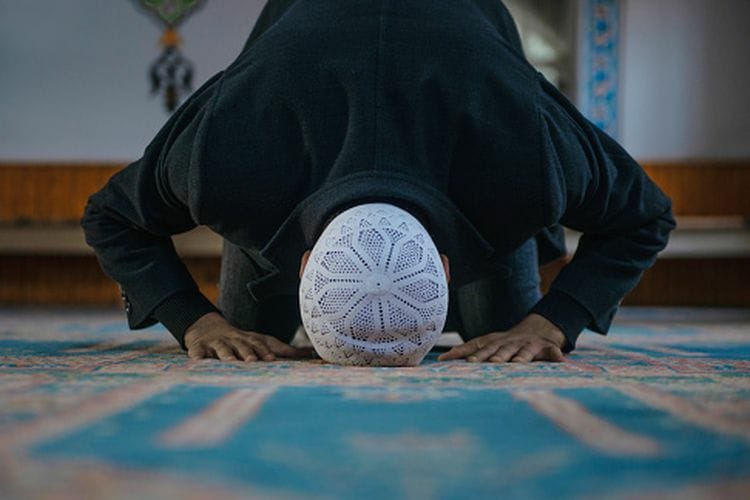 Simak Tata Cara Lengkap Salat Tarawih dan Witir Sendiri di Rumah