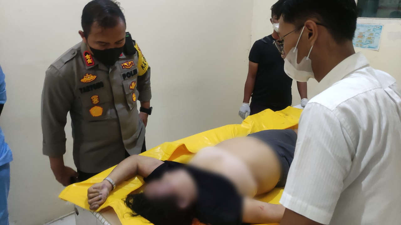 Suami ke Luar Kota, Istri Ditemukan Tewas di Lantai Rumah