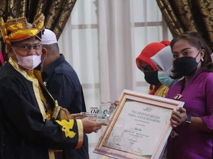 Sukses Dampingi Kasus Kekerasan Anak dan Perempuan, Wanita Ini Diganjar Penghargaan Ibu Negara