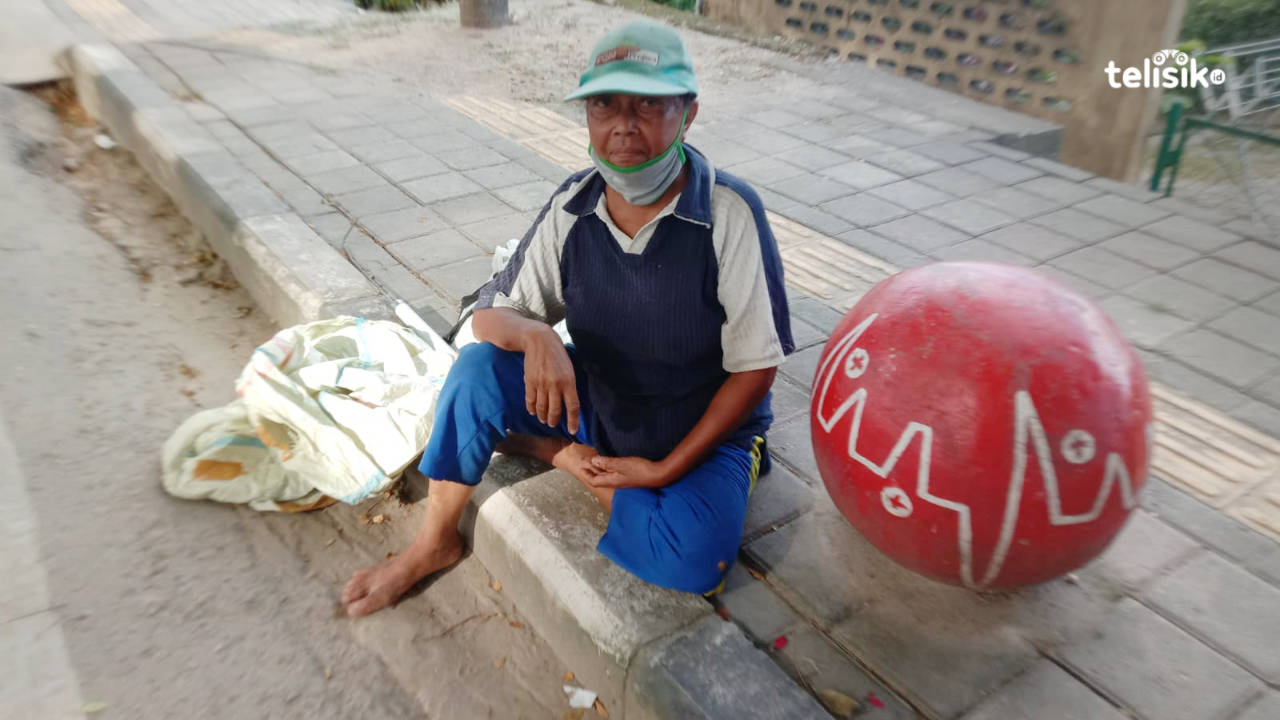 Tak Beralas Kaki, Pemulung Ini Tiap Hari Menyusuri Jalan Raya