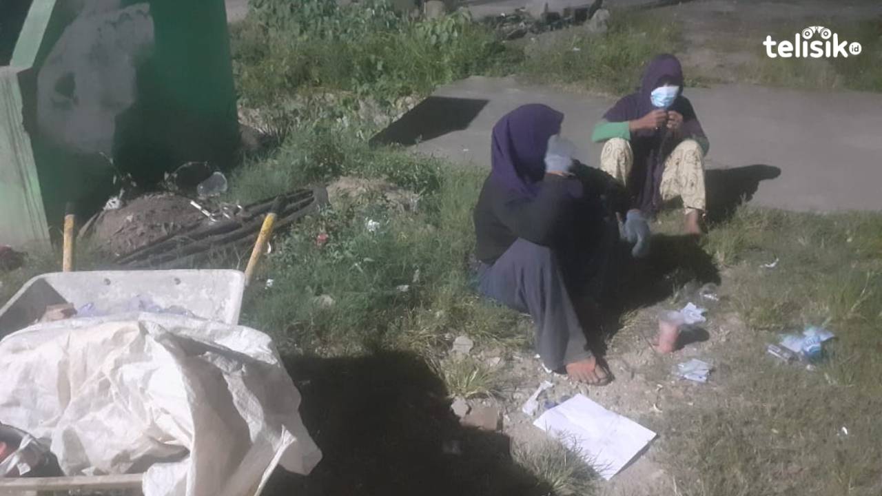 Tak Kenal Lelah, 2 Ibu Ini Memulung hingga Larut Malam