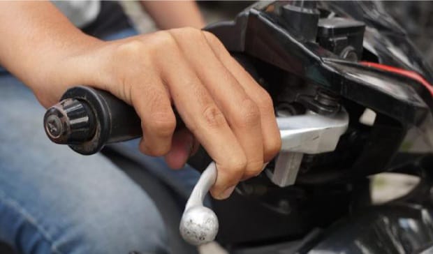 Tak Terima Dilarang Geber Motor, Pria Ini Pukul Seorang Warga NTT Pakai Batu