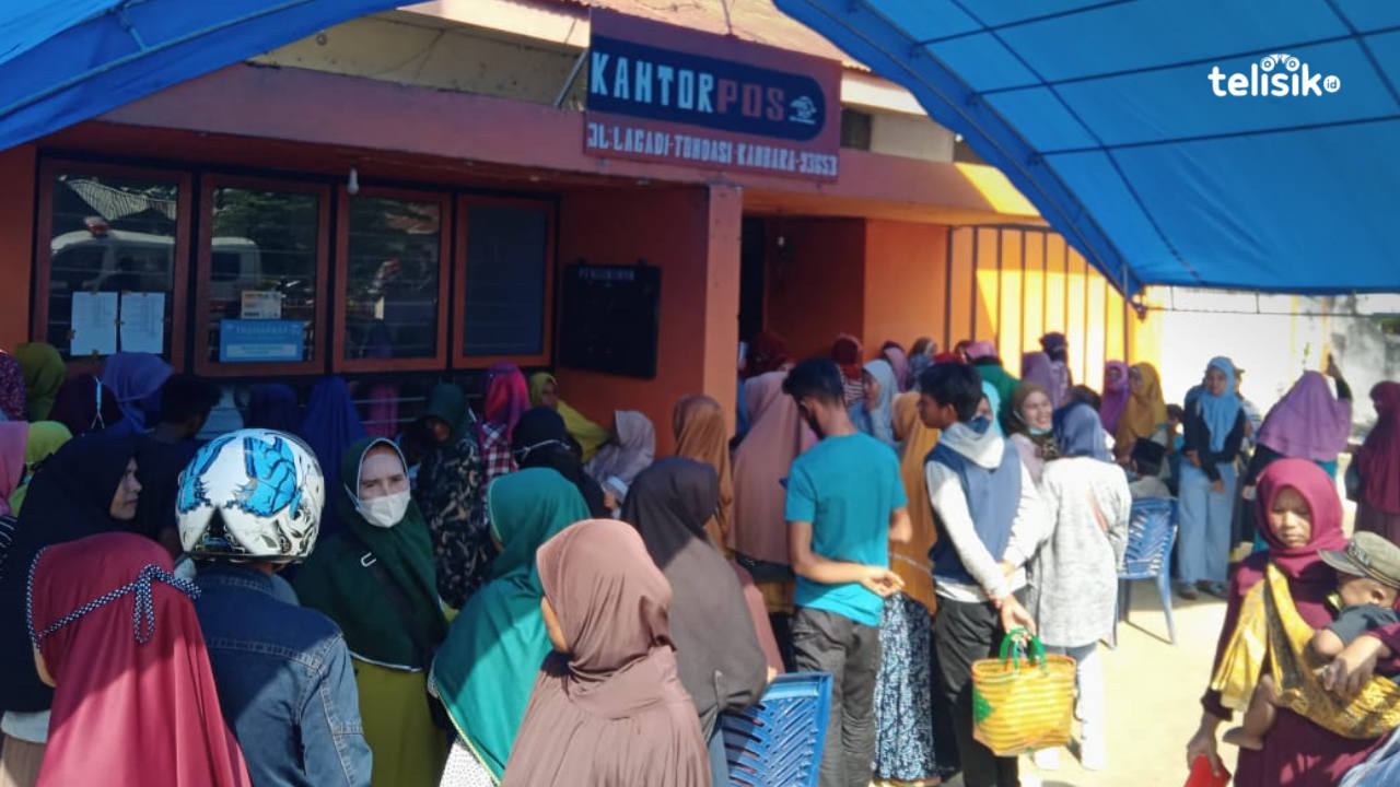 Terima BLT Minyak Goreng, Warga Mubar Padati Kantor Pos