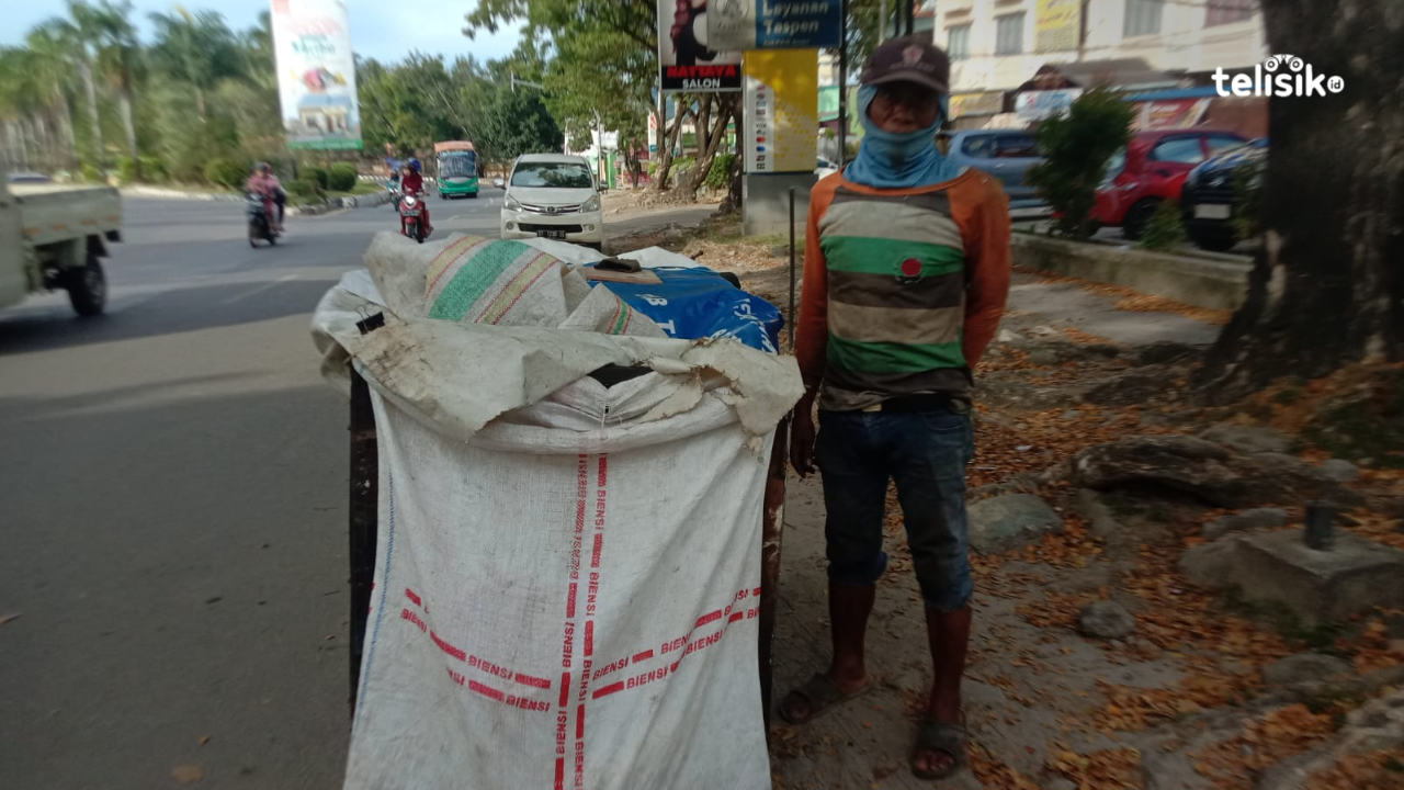 Tinggal di Lahan Orang, Pemulung Ini Tetap Bisa Sekolahkan 2 Anaknya