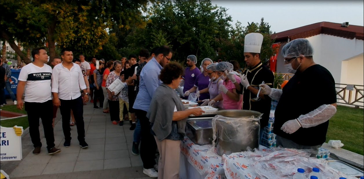 Tradisi Buka Puasa di Turki Kembali Ada, Ratusan Ribu Orang Makan Gratis Sebulan Penuh