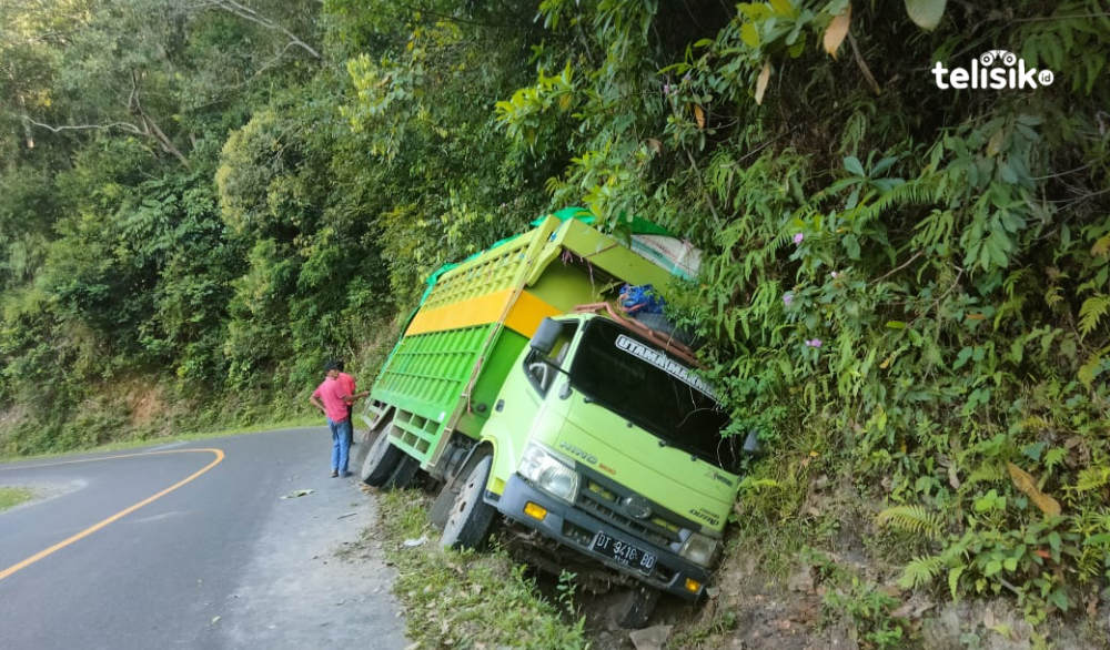 Truk Angkut Peralatan Rumah Tangga Alami Kecelakaan di Jalan Poros Koltim