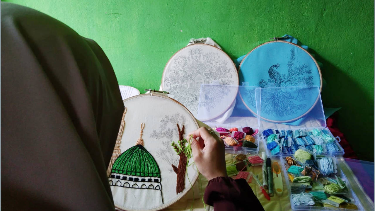 Wanita ini Jadikan Hobi Sebagai Bisnis Hand Embroidery