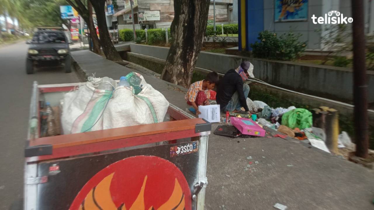 Warga Buang Sampah Sembarang, Pemulung: Padahal Tempat Sampah Sudah Ada