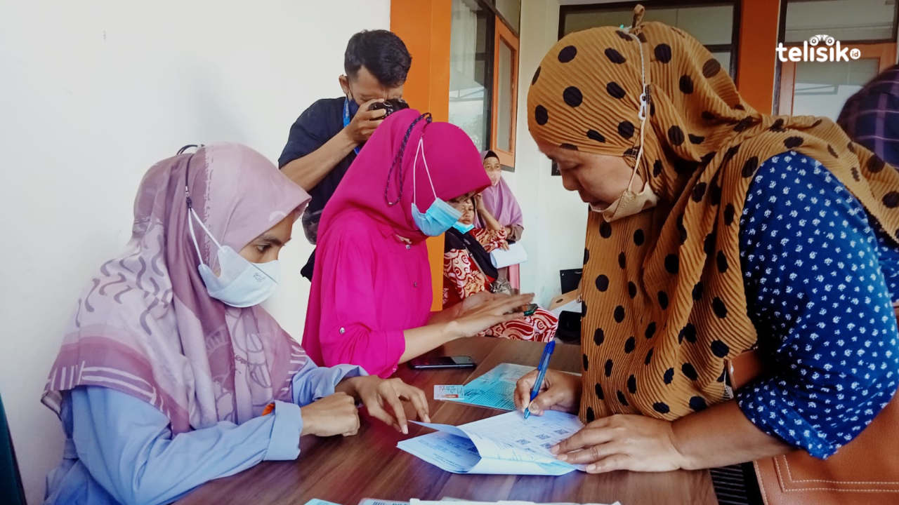 Warga Kendari Terima Bansos Sembako dan BLT Minyak Goreng, Sulkarnain: Agar Tidak Ada yang Kelaparan