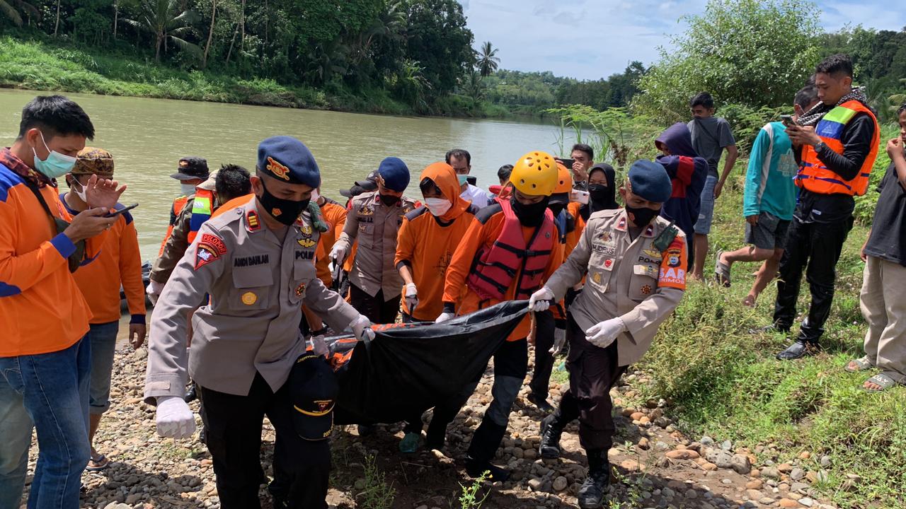 3 Hari Pencarian, Jasad Andi Ridwan Ditemukan Tersangkut Ranting Pohon Pantai
