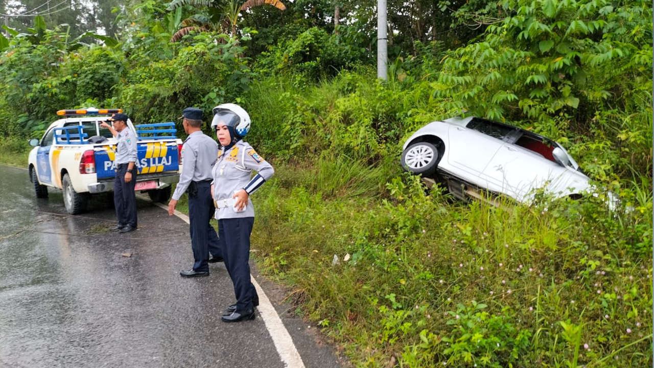 Tumpahan Solar Berceceran, Mobil-Motor Terguling
