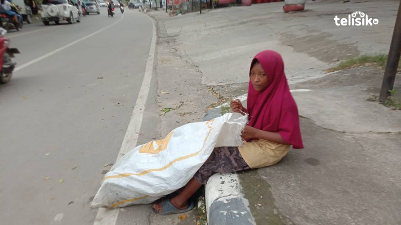Anak Kelas 5 SD Mulung untuk Beli Baju Seragam Sekolah