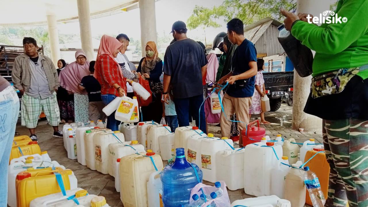 Antusias Dapat Minyak Curah, Ada yang Gunakan Galon dan Termos Nasi
