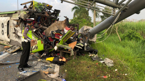 Bus Pariwisata Tabrak Beton VMS, 13 Penumpang Tewas