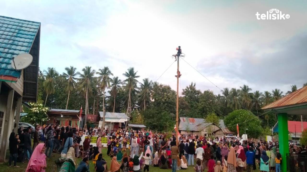 Desa di Muna Jadikan Lomba Panjat Pinang Tradisi Turun-temurun Saat Lebaran Idul Fitri