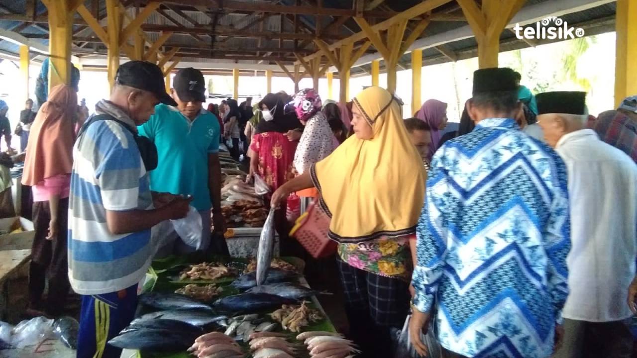 H-1 Lebaran, Warga Padati Pasar Matakidi