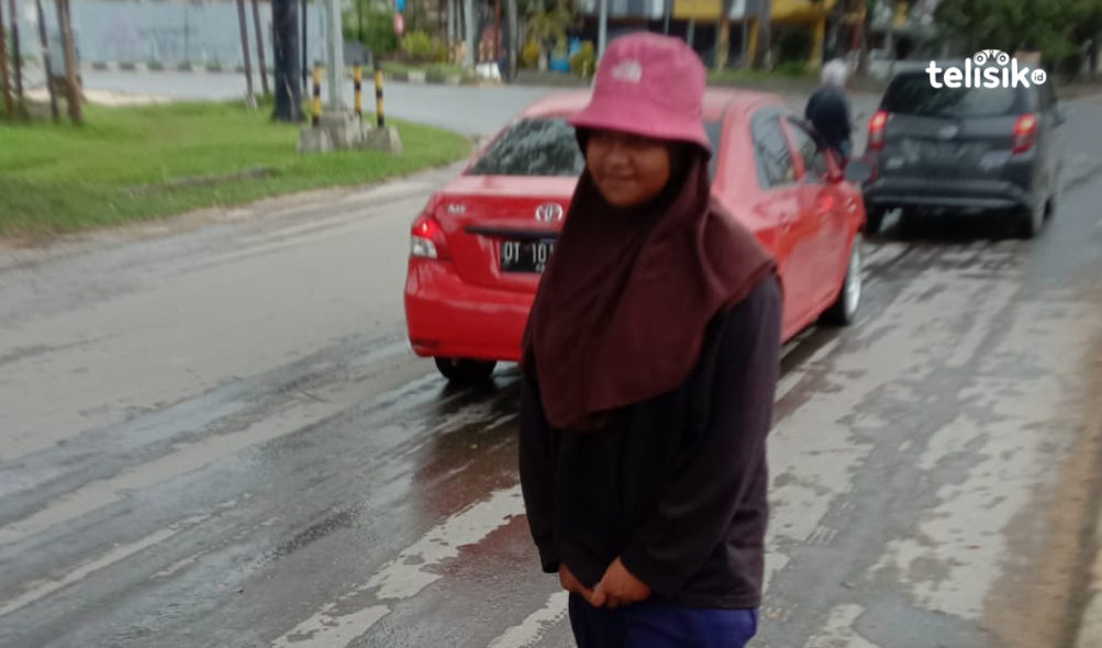 Jadi Tukang Lap Kaca Mobil untuk Bantu Kehidupan Keluarga