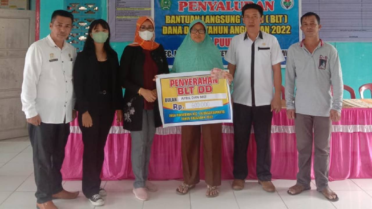 Kades Puuwonua Konawe Minta Penerima BLT DD Belanjakan Uang Bantuan Sesuai Kebutuhan