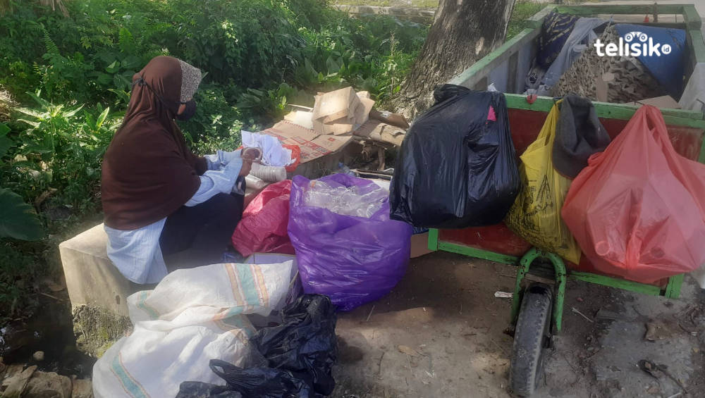 Kenaikan Harga Minyak Goreng Buat Ibu Ini Beralih jadi Pemulung