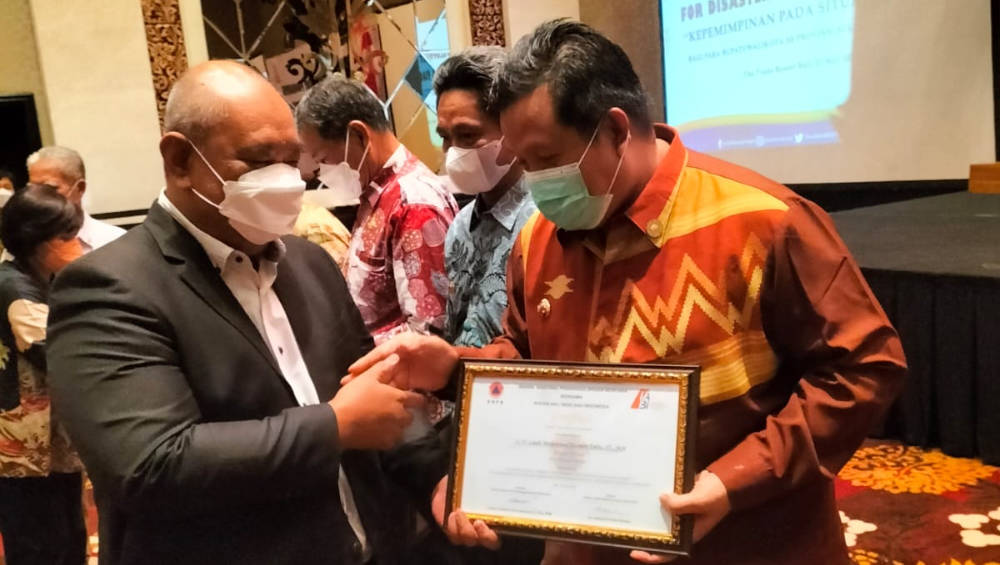 Kepala BNPB Beri Bupati Muna Pin Emas, Usulan Anggaran Bencana Dapat Lampu Hijau