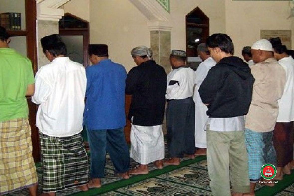 Lubang Kecil pada Sarung atau Celana Bisa Membatalkan Salat?
