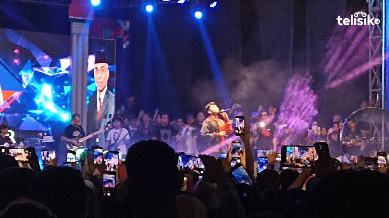 Malam Puncak Ekspose 5 Tahun Kepemimpinan Bupati Buteng Dimeriahkan Artis Vicky Salamor