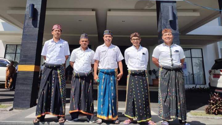 Manggarai Wajibkan Pegawai Pakai Busana Adat Tiap Selasa