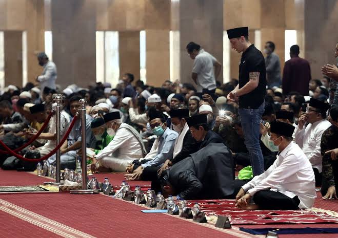 Mesut Oezil Akhirya Kesampaian Salat Jumat di Masjid Istiqlal