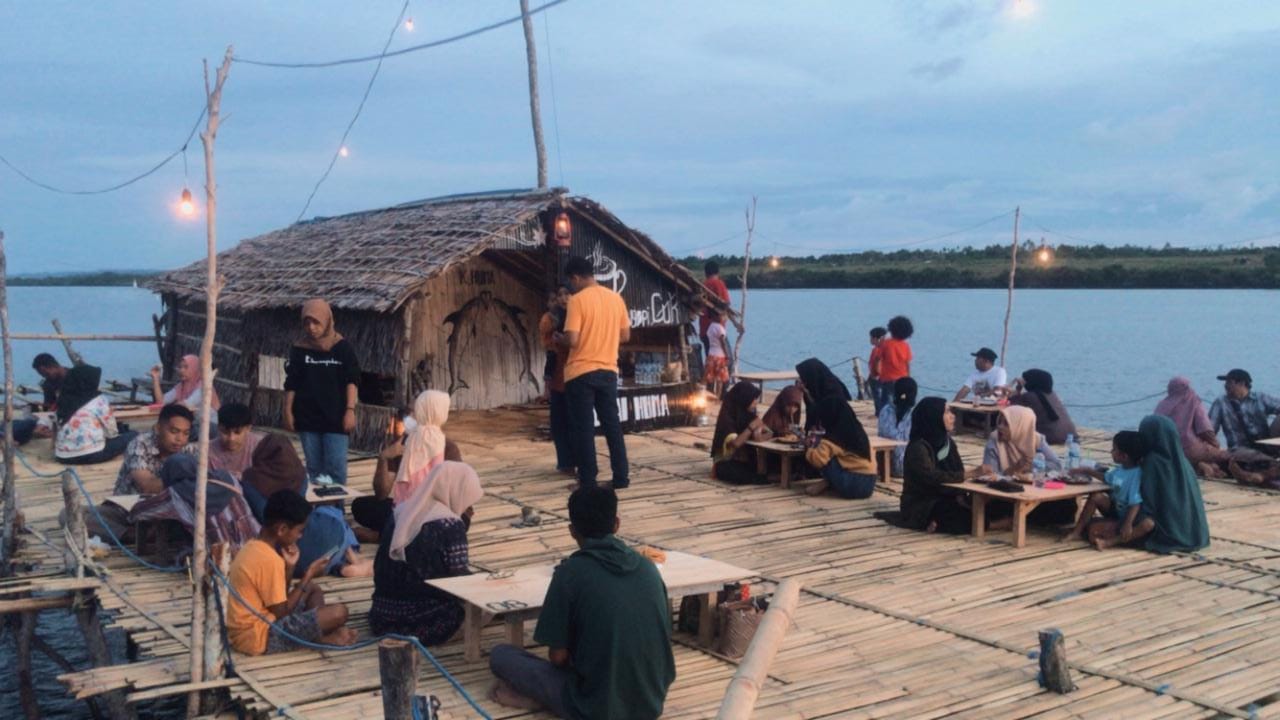 Mirip Perkampungan Bajo, Kedai Huma Wakatobi Tawarkan Aneka Seafood