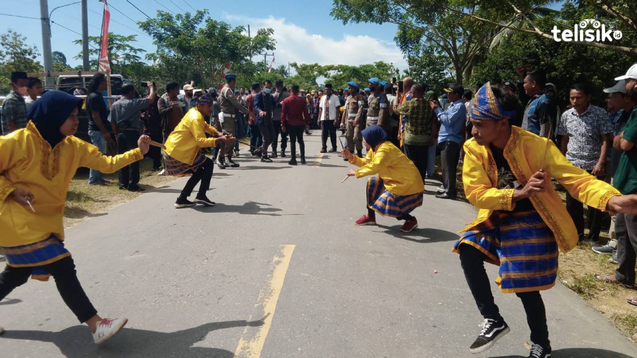 Pj Bupati Muna Barat Disambut Adat Silat Muna