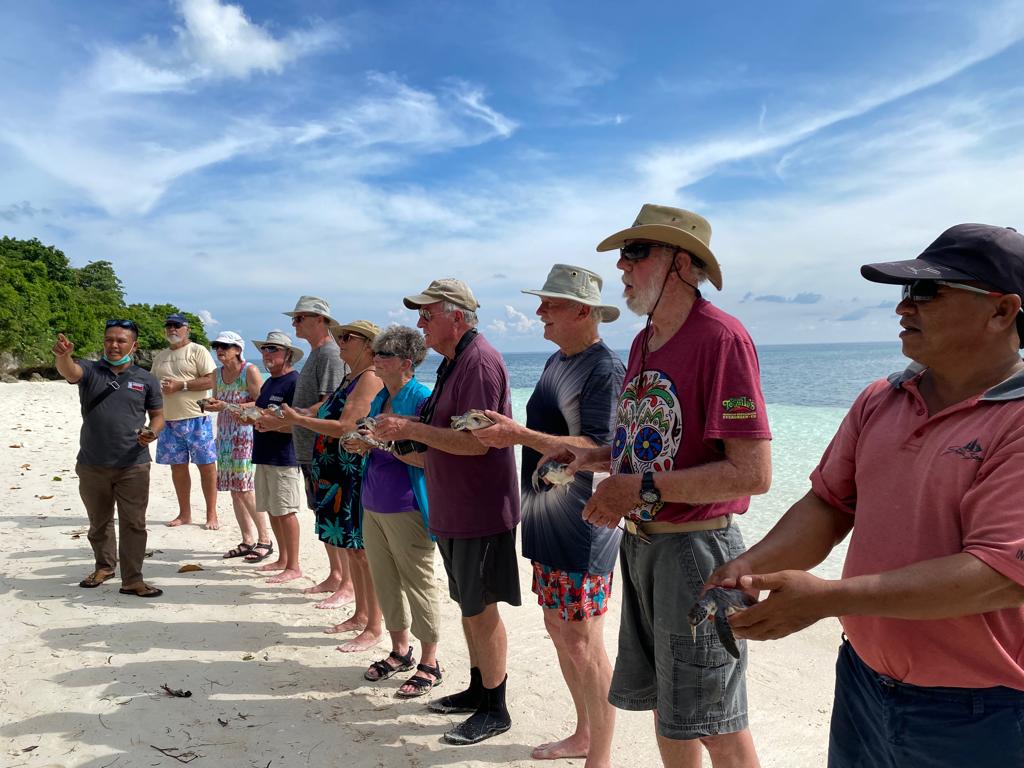 Puluhan Wisatawan Mancanegara Lepas Tukik, Dukung Konservasi Penyu di Wakatobi