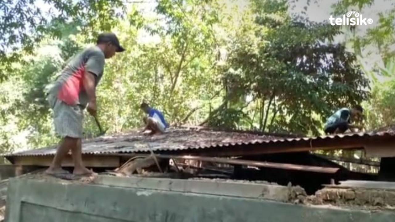 Sembari Menunggu Bantuan Pemda, Warga Inisiatif Bersihkan Rumah yang Ambruk