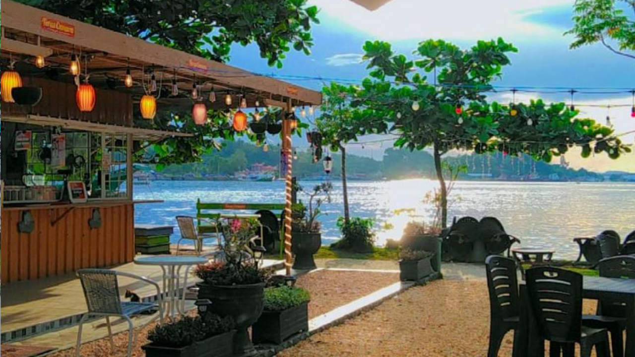 Teras Cemara Kendari, Tempat Tongkrongan Kece Nikmati Senja