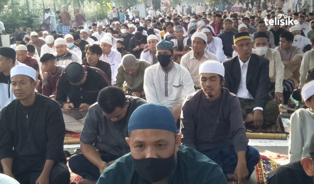 Ratusan Warga Antusias Salat Id hingga Jalan Raya