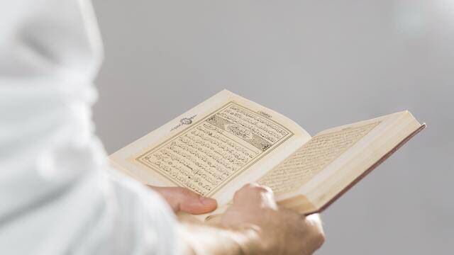 Viral Pria Sukabumi Injak Al-Quran, Ini Hukum Merendahkan Kitab Suci