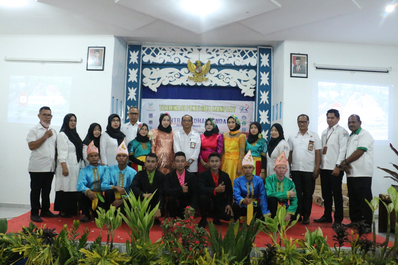 Kementrian Sosial Melalui Sentra Meohai Kendari Serahkan Bantuan Kewirausahaan untuk 12 Penerima Manfaat