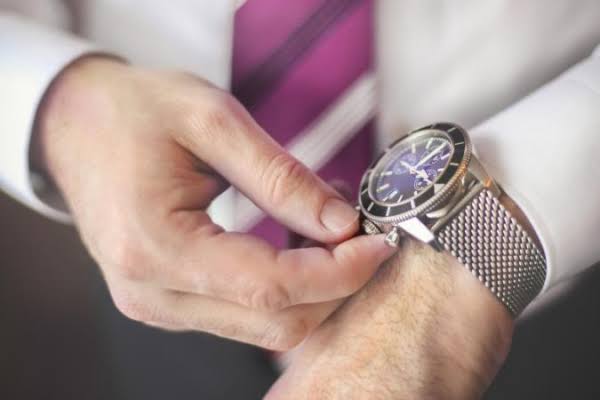 Awas, Ini 5 Dampak Buruk Pakai Jam Tangan Setiap Saat