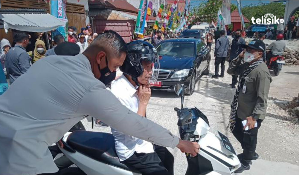 Bonceng Istri, Jokowi Keliling Kampung Bajo Mola Naik Motor Listrik