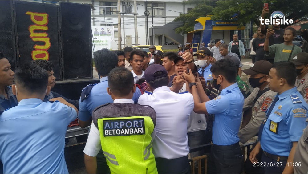 Demo Guyonan Bom Mantan Bupati Buton Selatan Berlangsung Ricuh