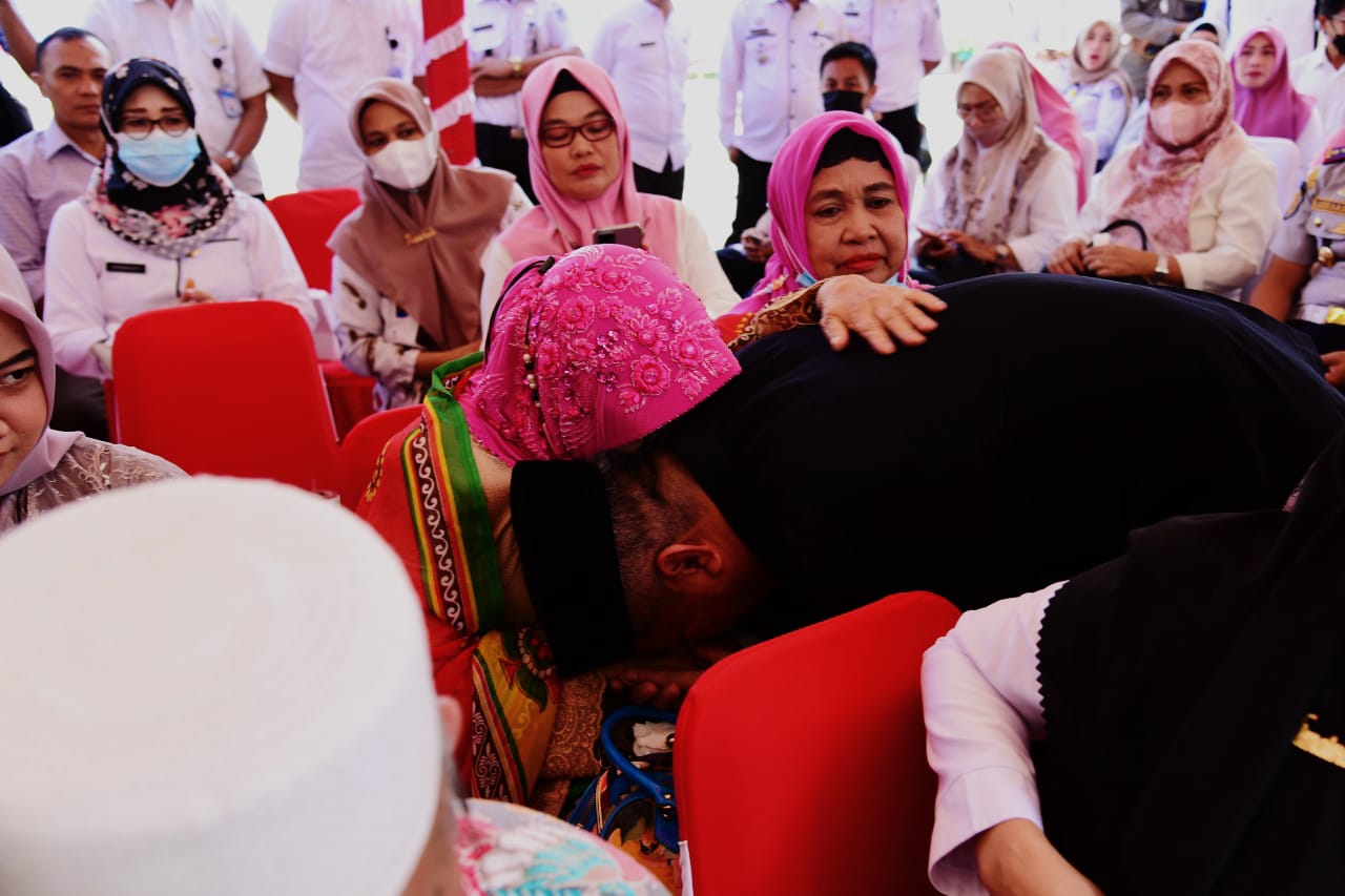 Haru, Ridwansyah Taridala Bersimpuh di Hadapan sang Ibu Usai Dilantik Jadi Sekda Kota Kendari